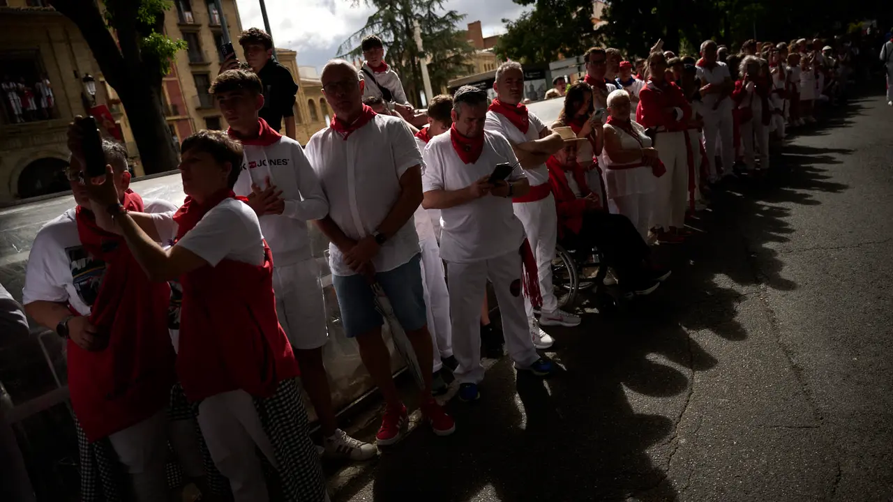 Miles de personas arropan a San Fermín en su grande de las fiestas de 2025. PABLO LASAOSA