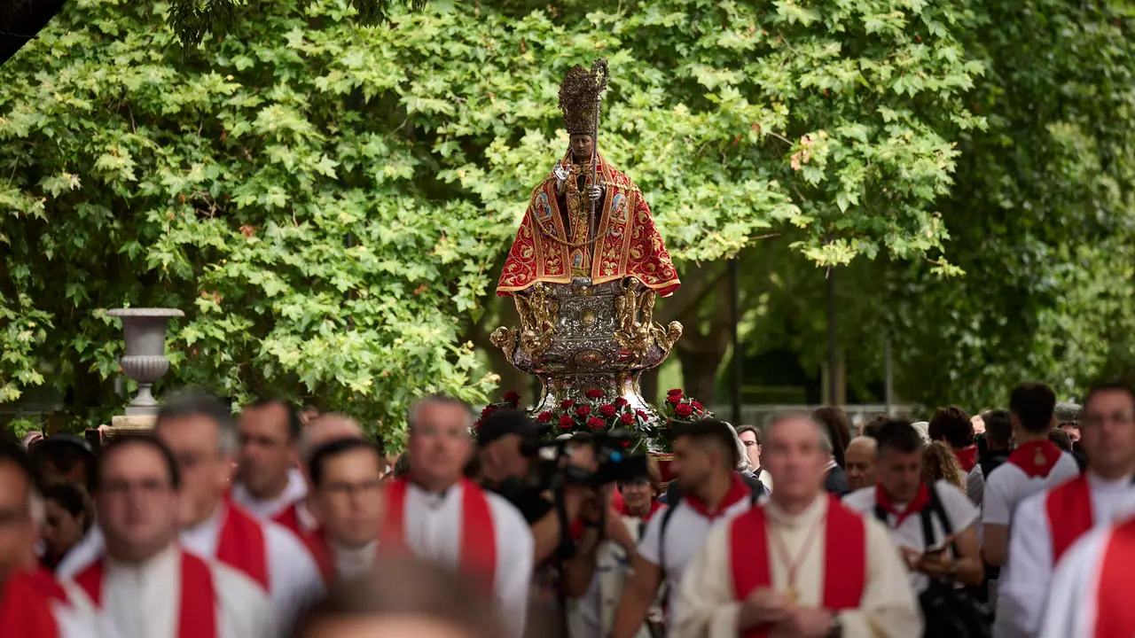 Miles de personas arropan a San Fermín en su grande de las fiestas de 2025. PABLO LASAOSA