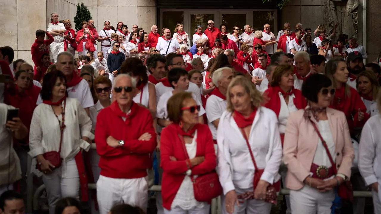 Miles de personas arropan a San Fermín en su grande de las fiestas de 2025. PABLO LASAOSA
