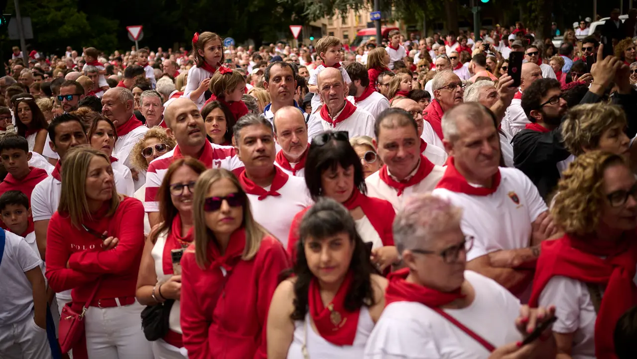 Miles de personas arropan a San Fermín en su grande de las fiestas de 2025. PABLO LASAOSA