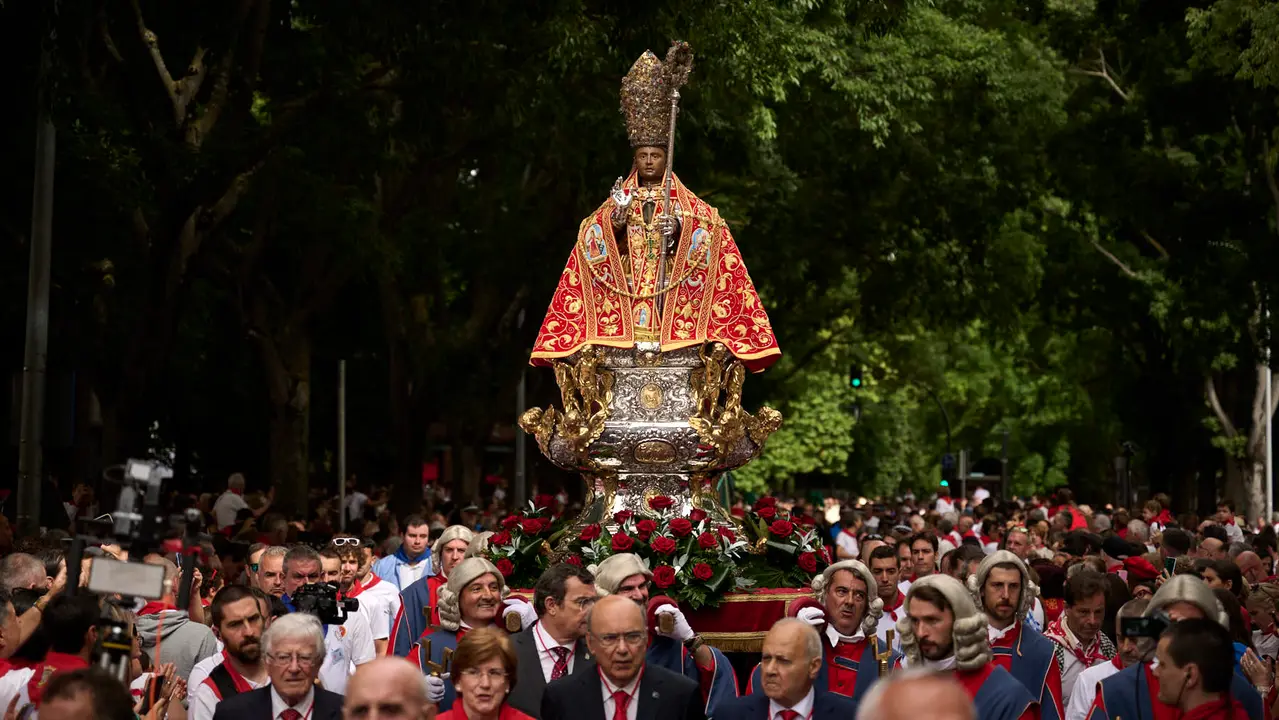Miles de personas arropan a San Fermín en su grande de las fiestas de 2025. PABLO LASAOSA