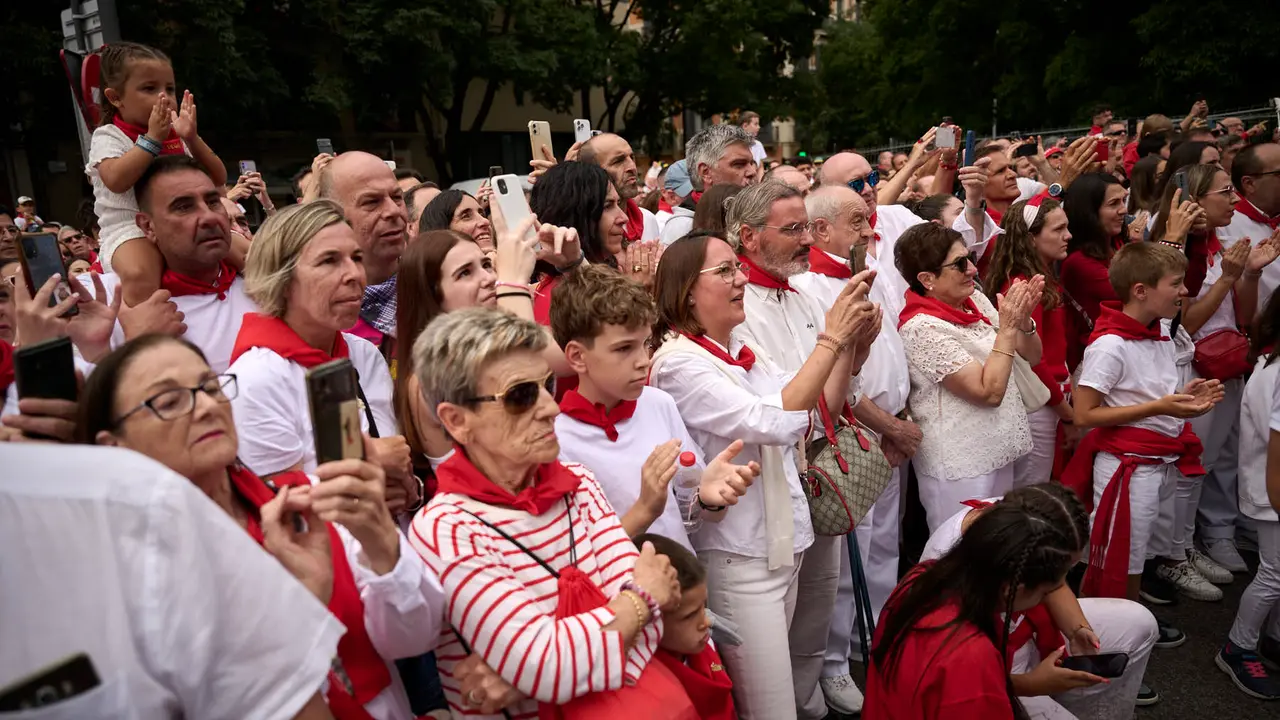 Miles de personas arropan a San Fermín en su grande de las fiestas de 2025. PABLO LASAOSA