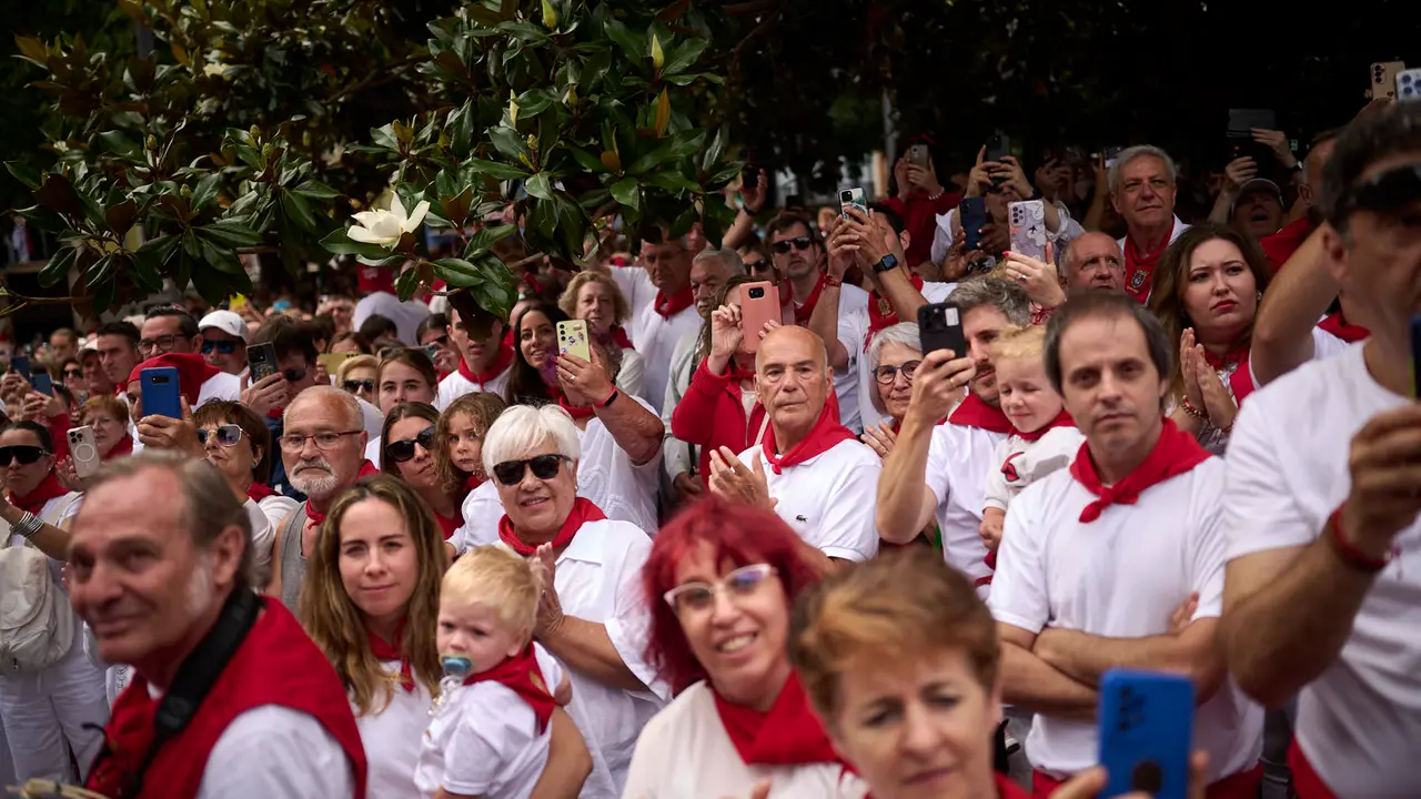Miles de personas arropan a San Fermín en su grande de las fiestas de 2025. PABLO LASAOSA