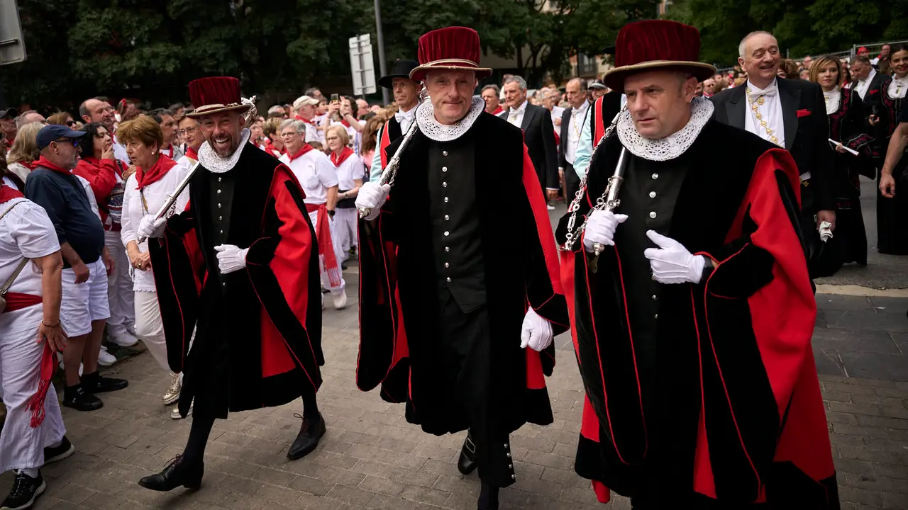 Miles de personas arropan a San Fermín en su grande de las fiestas de 2025. PABLO LASAOSA