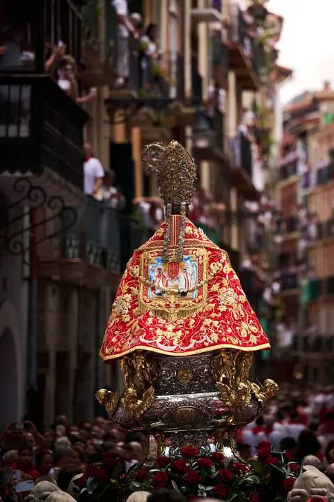 Miles de personas arropan a San Fermín en su grande de las fiestas de 2025. PABLO LASAOSA