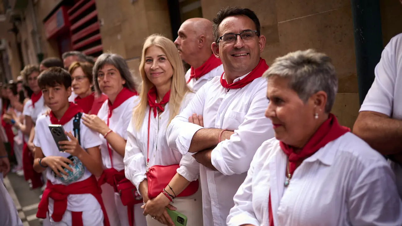 Miles de personas arropan a San Fermín en su grande de las fiestas de 2025. PABLO LASAOSA
