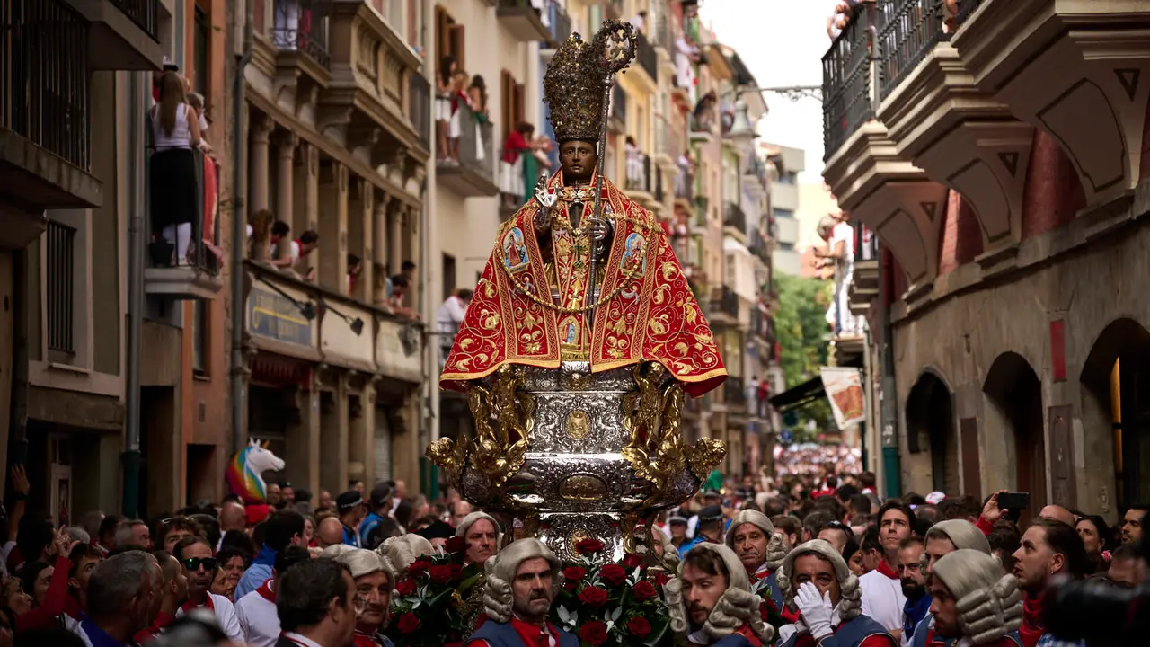 Miles de personas arropan a San Fermín en su grande de las fiestas de 2025. PABLO LASAOSA