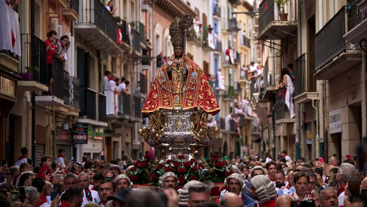 Miles de personas arropan a San Fermín en su grande de las fiestas de 2025. PABLO LASAOSA
