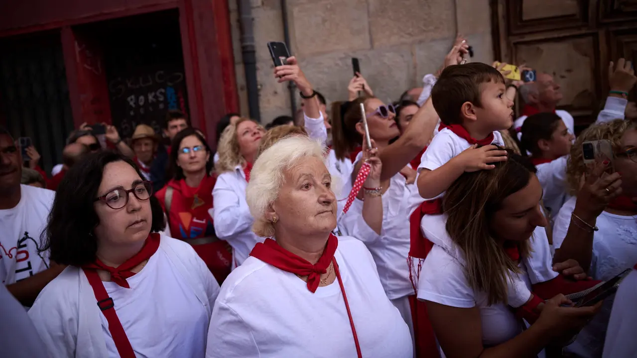 Miles de personas arropan a San Fermín en su grande de las fiestas de 2025. PABLO LASAOSA