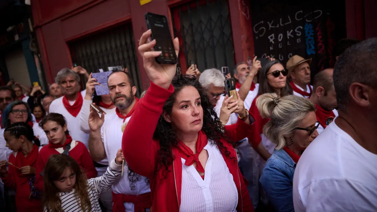 Miles de personas arropan a San Fermín en su grande de las fiestas de 2025. PABLO LASAOSA