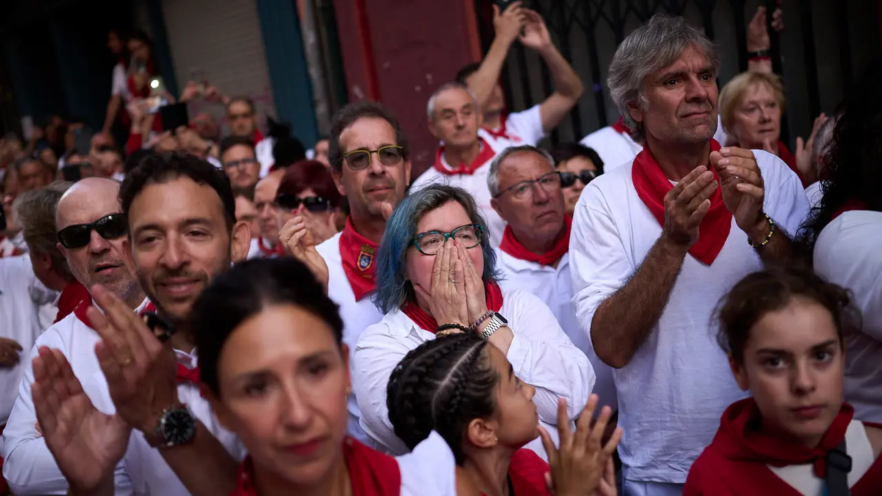 Miles de personas arropan a San Fermín en su grande de las fiestas de 2025. PABLO LASAOSA