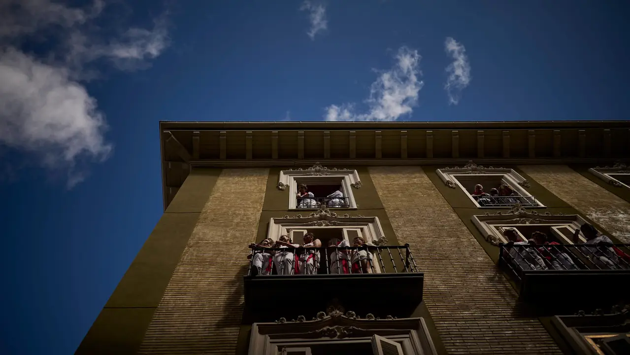 Miles de personas arropan a San Fermín en su grande de las fiestas de 2025. PABLO LASAOSA