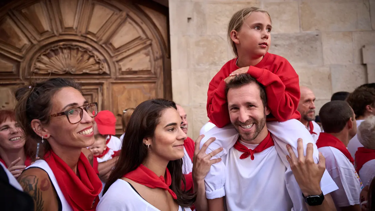 Miles de personas arropan a San Fermín en su grande de las fiestas de 2025. PABLO LASAOSA
