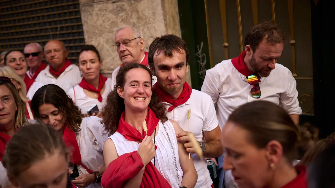 Miles de personas arropan a San Fermín en su grande de las fiestas de 2025. PABLO LASAOSA