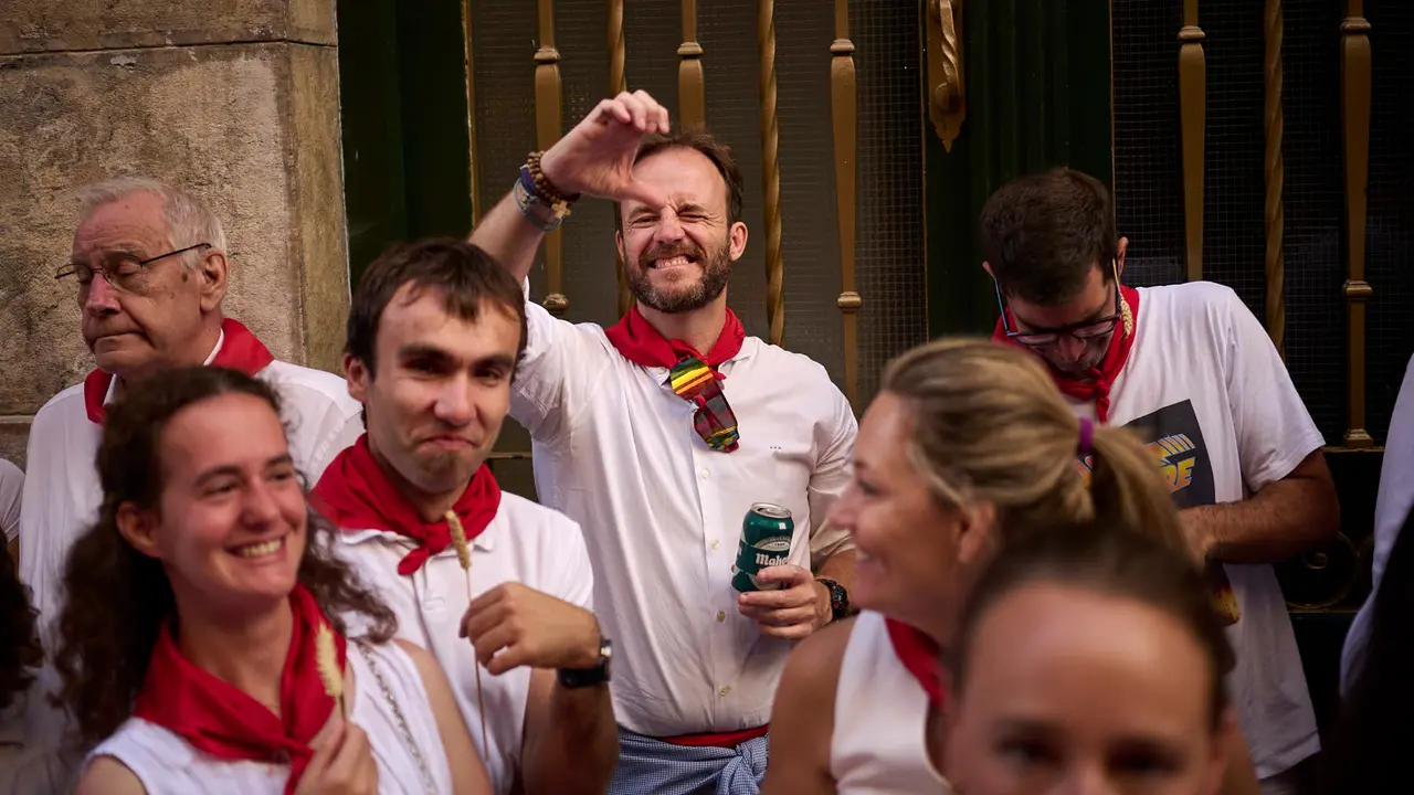 Miles de personas arropan a San Fermín en su grande de las fiestas de 2025. PABLO LASAOSA