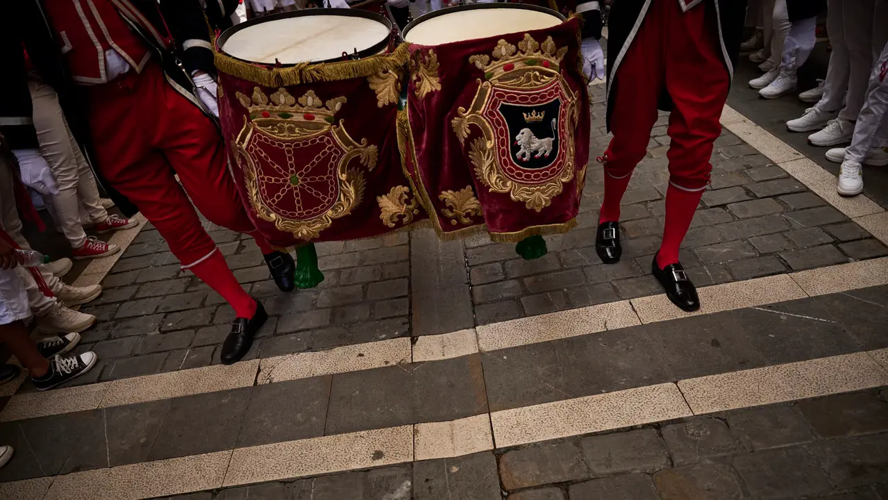 Miles de personas arropan a San Fermín en su grande de las fiestas de 2025. PABLO LASAOSA