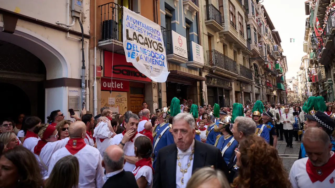 Miles de personas arropan a San Fermín en su grande de las fiestas de 2025. PABLO LASAOSA
