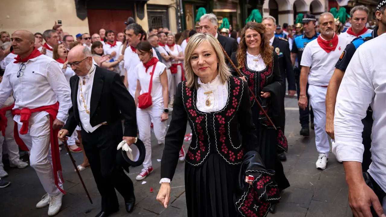 Miles de personas arropan a San Fermín en su grande de las fiestas de 2025. PABLO LASAOSA