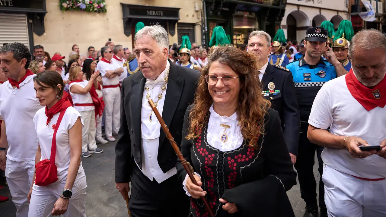 Miles de personas arropan a San Fermín en su grande de las fiestas de 2025. PABLO LASAOSA