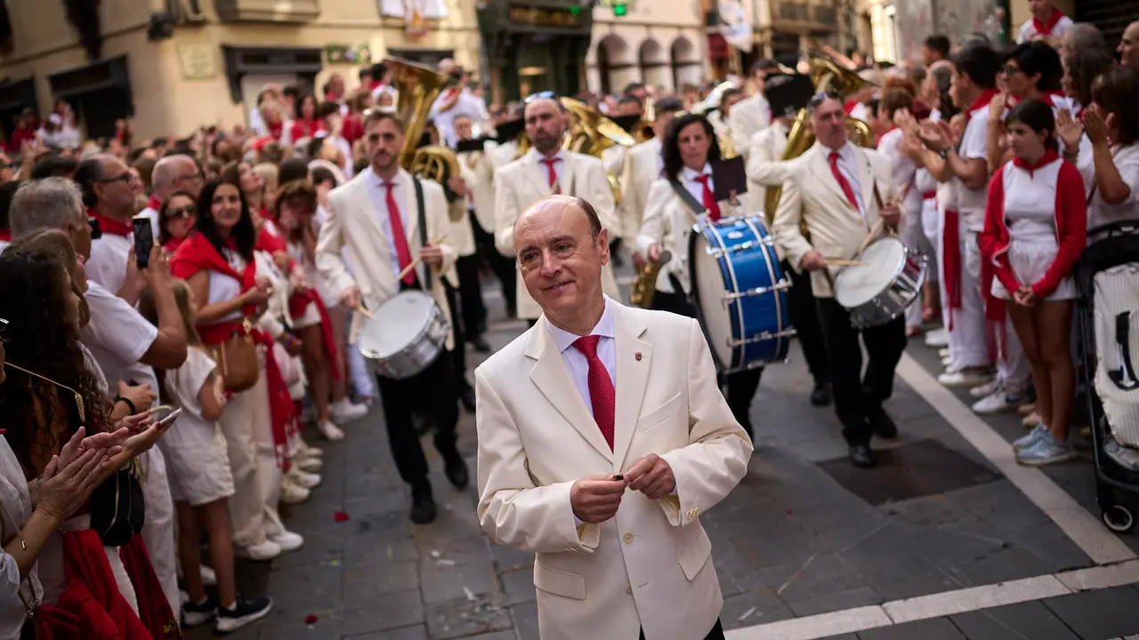 Miles de personas arropan a San Fermín en su grande de las fiestas de 2025. PABLO LASAOSA