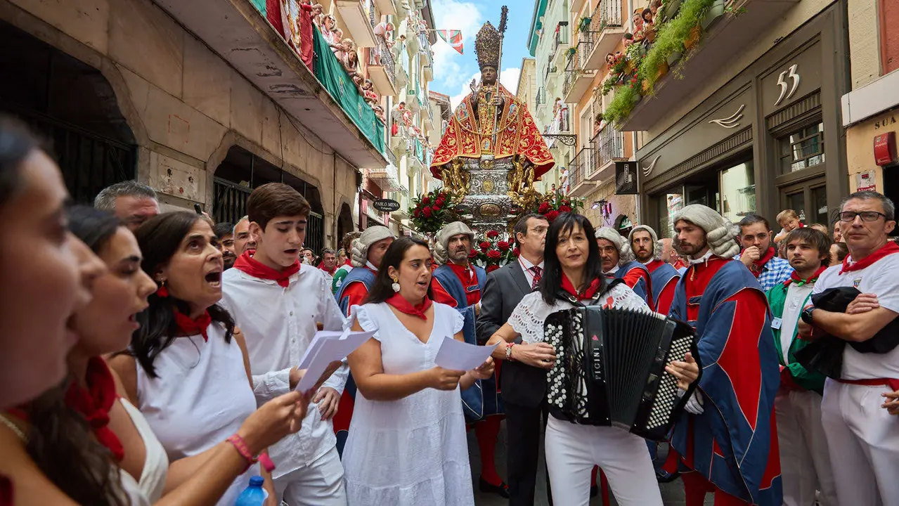 Procesión de San Fermín 2025 por las calles de Pamplona. IÑIGO ALZUGARAY