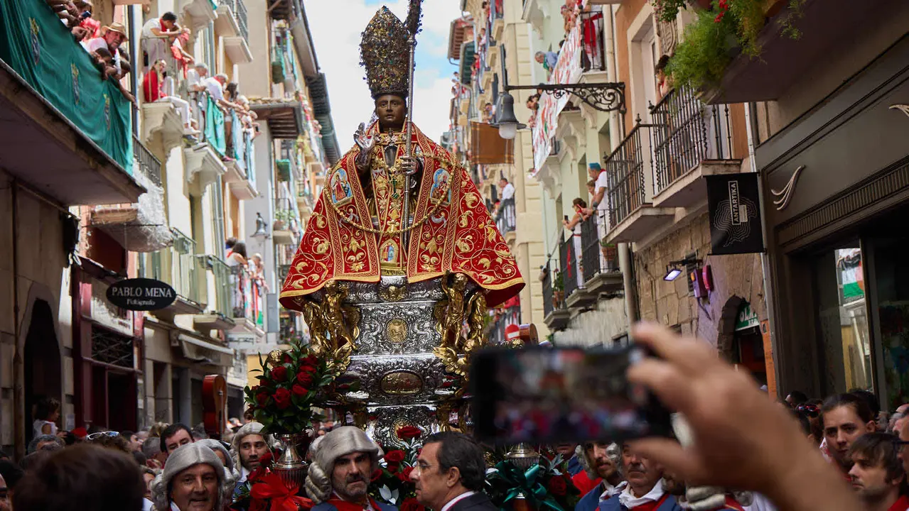 Procesión de San Fermín 2025 por las calles de Pamplona. IÑIGO ALZUGARAY