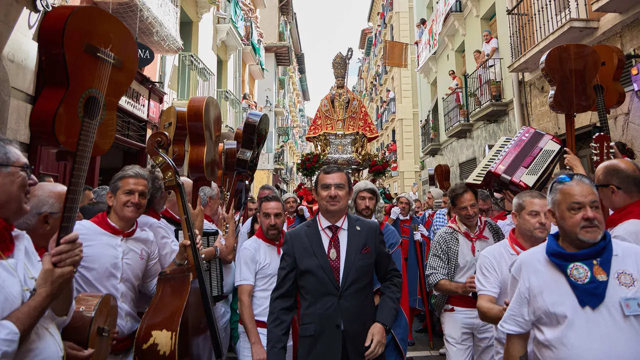 Procesión de San Fermín 2025 por las calles de Pamplona. IÑIGO ALZUGARAY