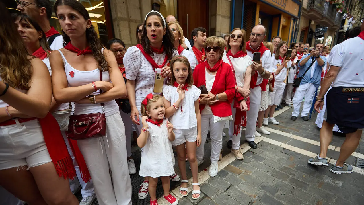 Procesión de San Fermín 2025 por las calles de Pamplona. IÑIGO ALZUGARAY