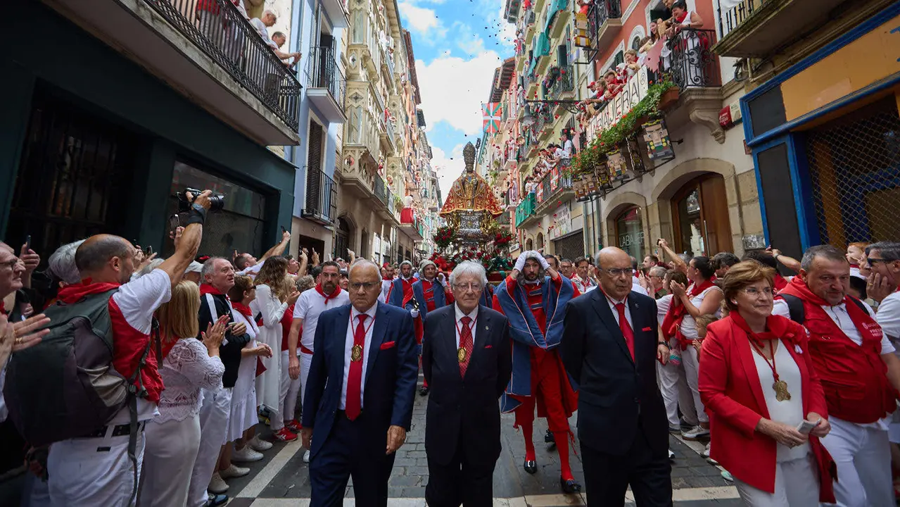 Procesión de San Fermín 2025 por las calles de Pamplona. IÑIGO ALZUGARAY