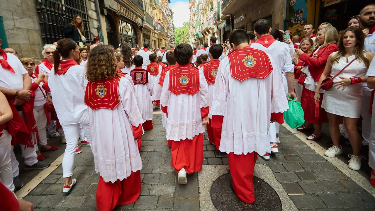 Procesión de San Fermín 2025 por las calles de Pamplona. IÑIGO ALZUGARAY