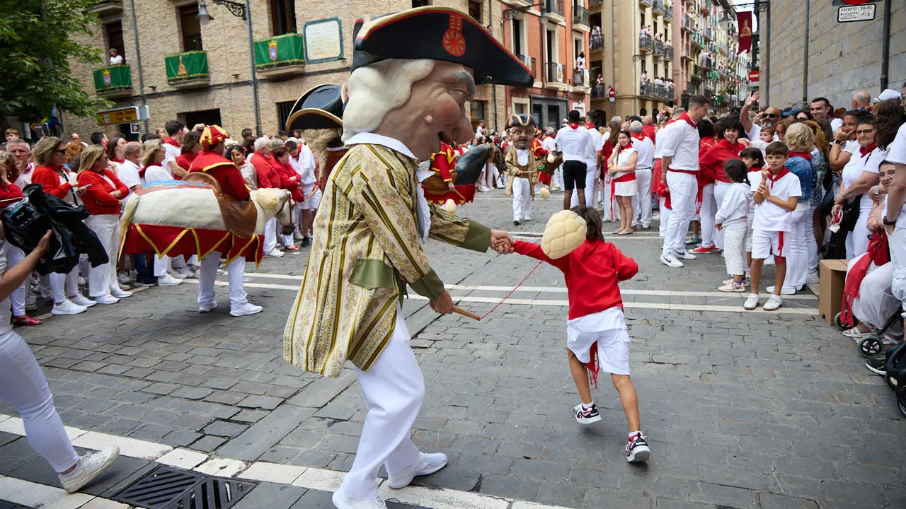 Procesión de San Fermín 2025 por las calles de Pamplona. IÑIGO ALZUGARAY