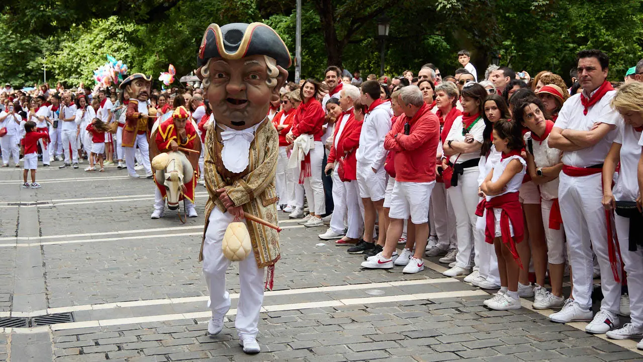 Procesión de San Fermín 2025 por las calles de Pamplona. IÑIGO ALZUGARAY