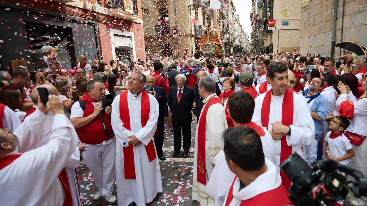 Procesión de San Fermín 2025 por las calles de Pamplona. IÑIGO ALZUGARAY