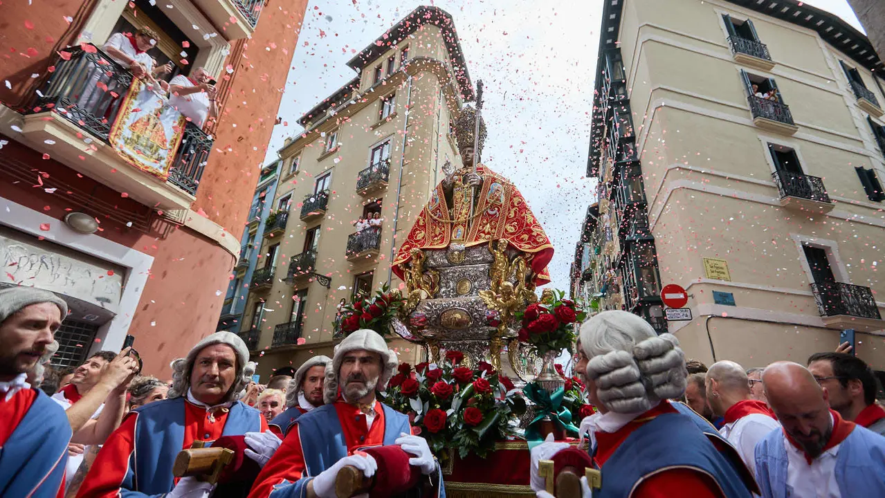 Procesión de San Fermín 2025 por las calles de Pamplona. IÑIGO ALZUGARAY