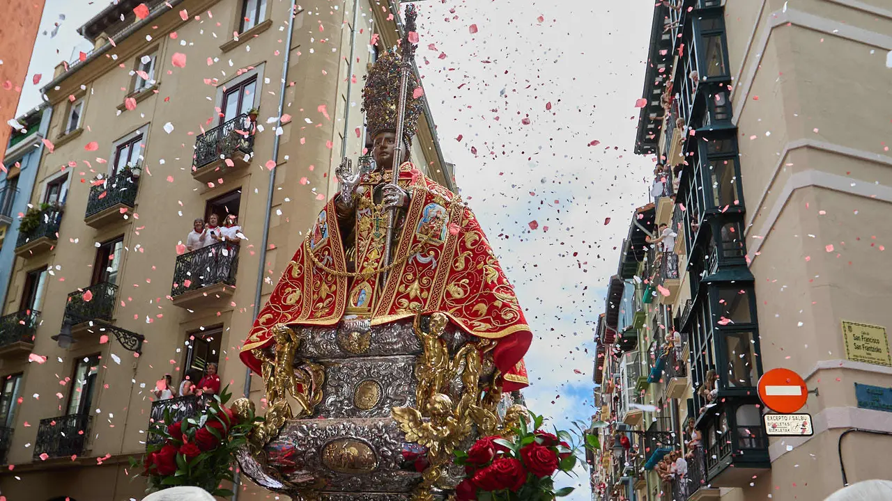 Procesión de San Fermín 2025 por las calles de Pamplona. IÑIGO ALZUGARAY