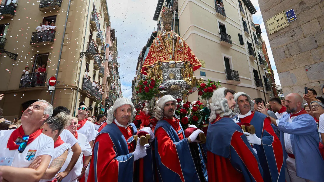 Procesión de San Fermín 2025 por las calles de Pamplona. IÑIGO ALZUGARAY