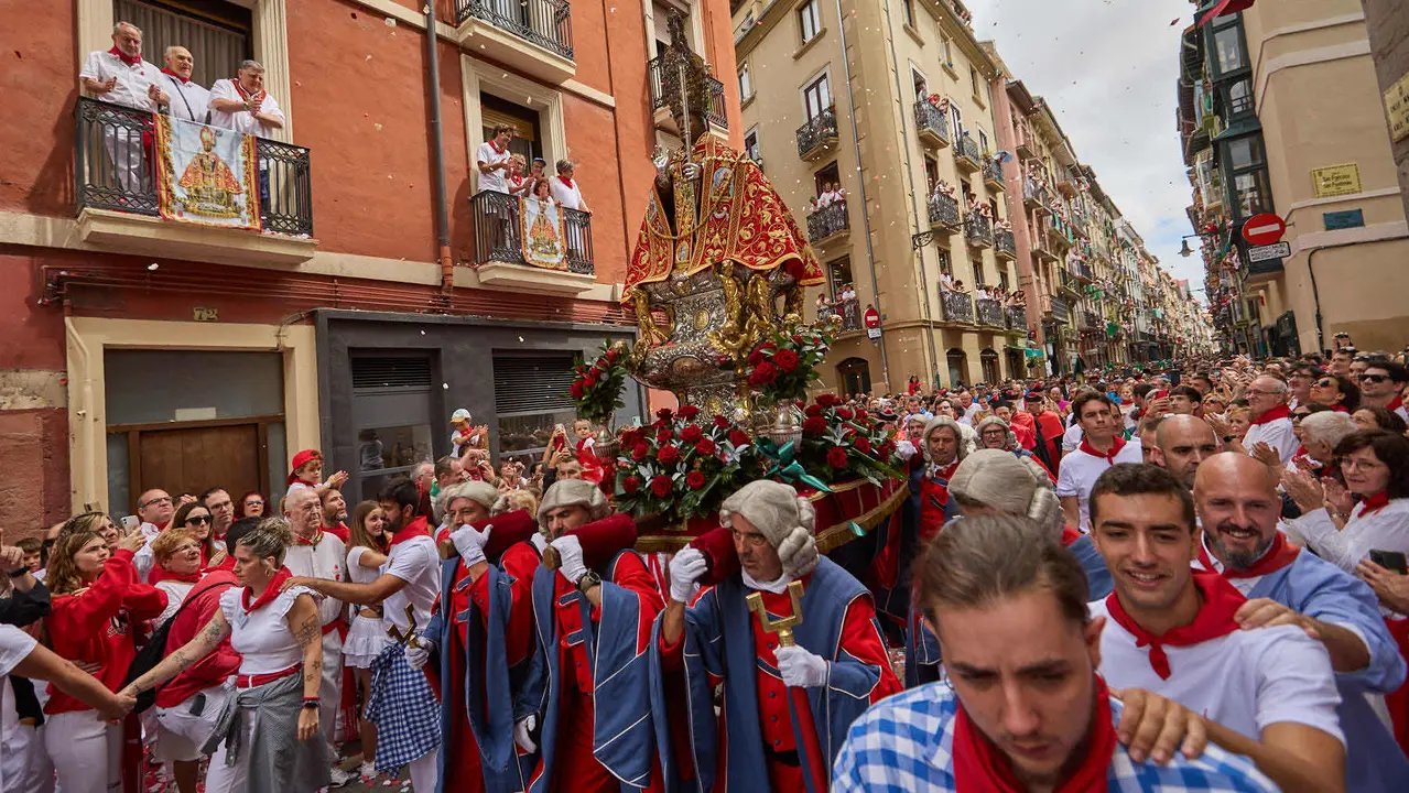 Procesión de San Fermín 2025 por las calles de Pamplona. IÑIGO ALZUGARAY