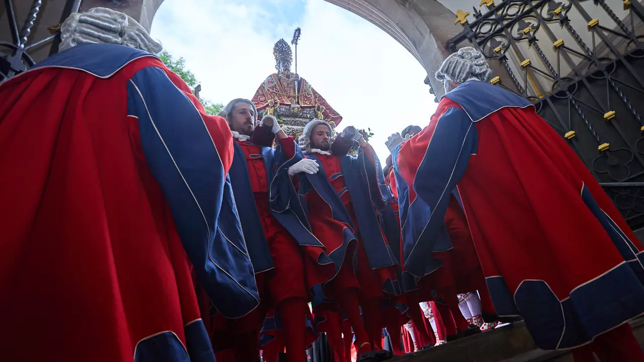 Procesión de San Fermín 2025 por las calles de Pamplona. IÑIGO ALZUGARAY