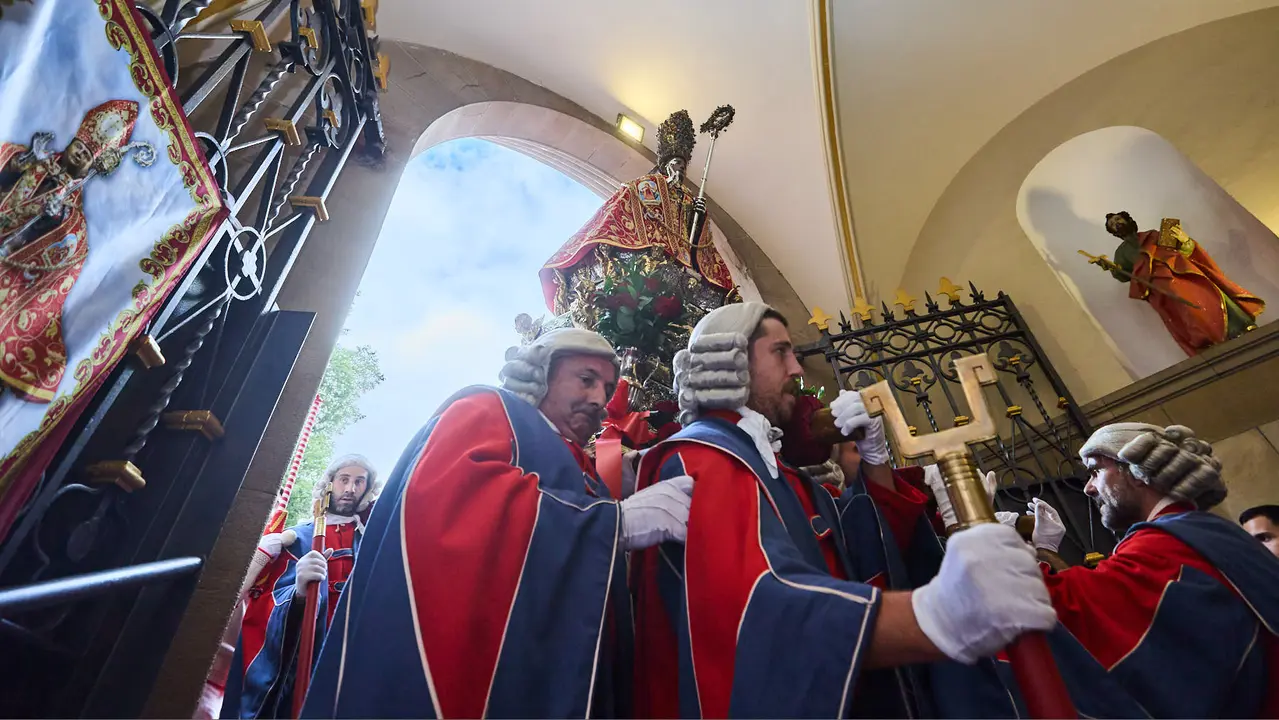 Procesión de San Fermín 2025 por las calles de Pamplona. IÑIGO ALZUGARAY