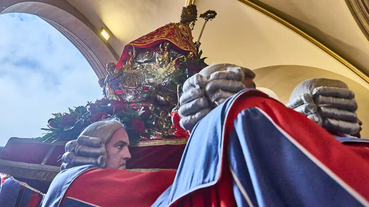 Procesión de San Fermín 2025 por las calles de Pamplona. IÑIGO ALZUGARAY