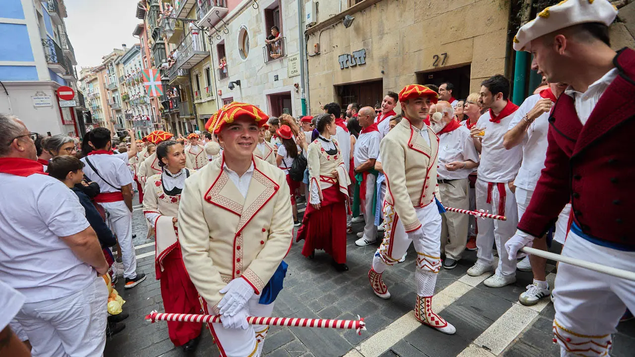 Vuelta de la procesión de San Fermín 2025 por la calle Curia hacia la Catedral de Pamplona. NAVARRA.COM