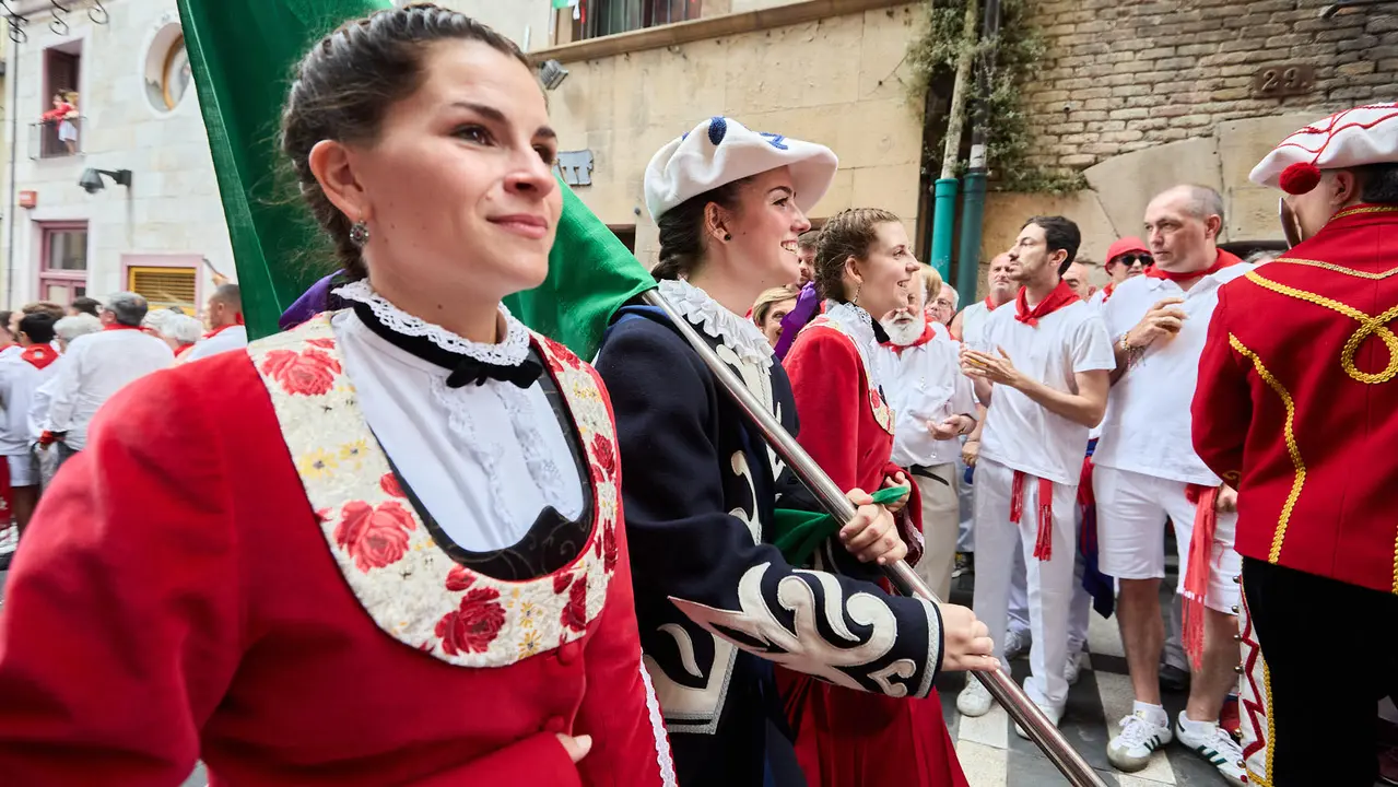 Vuelta de la procesión de San Fermín 2025 por la calle Curia hacia la Catedral de Pamplona. NAVARRA.COM