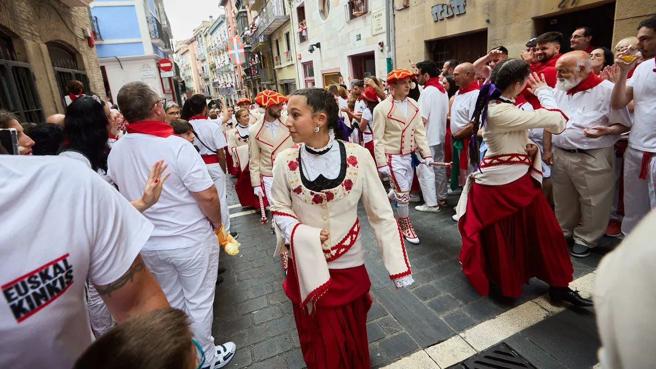 Vuelta de la procesión de San Fermín 2025 por la calle Curia hacia la Catedral de Pamplona. NAVARRA.COM