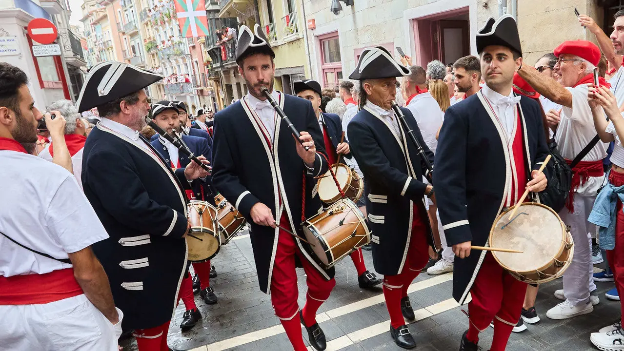 Vuelta de la procesión de San Fermín 2025 por la calle Curia hacia la Catedral de Pamplona. NAVARRA.COM