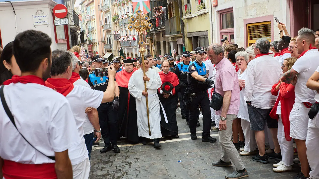Vuelta de la procesión de San Fermín 2025 por la calle Curia hacia la Catedral de Pamplona. NAVARRA.COM