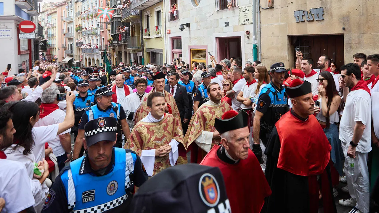 Vuelta de la procesión de San Fermín 2025 por la calle Curia hacia la Catedral de Pamplona. NAVARRA.COM