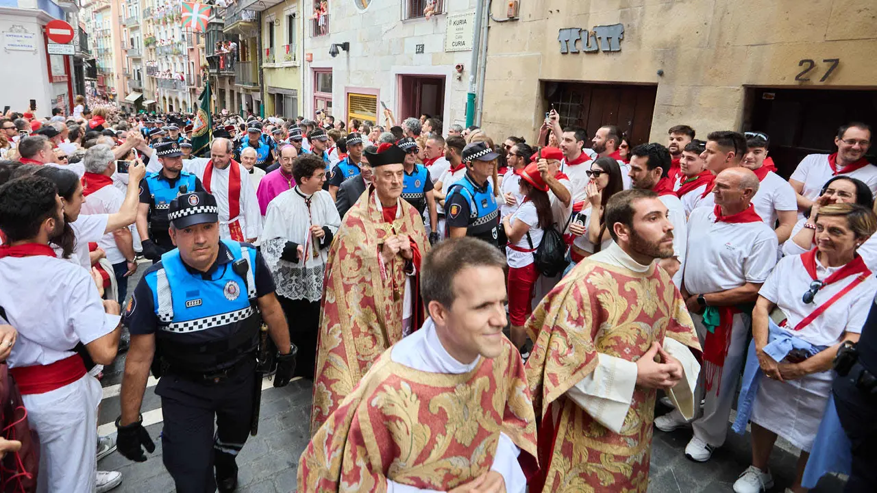 Vuelta de la procesión de San Fermín 2025 por la calle Curia hacia la Catedral de Pamplona. NAVARRA.COM