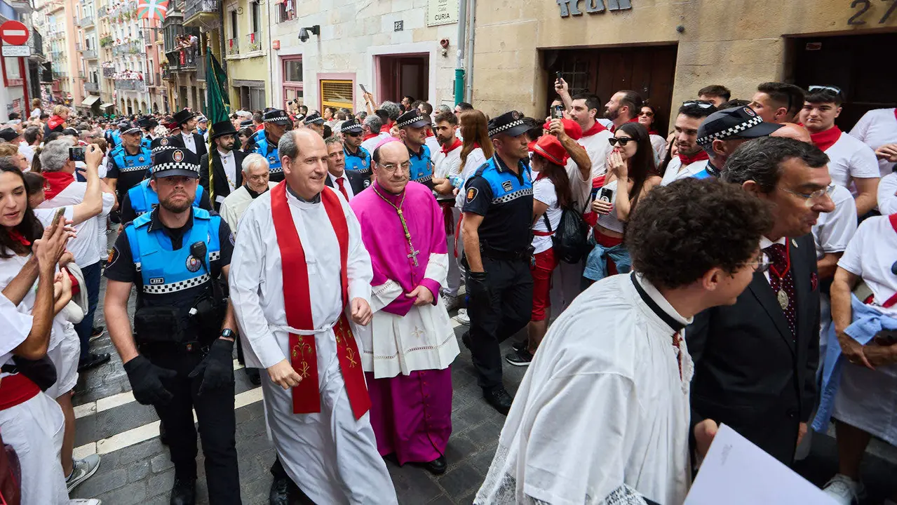 Vuelta de la procesión de San Fermín 2025 por la calle Curia hacia la Catedral de Pamplona. NAVARRA.COM