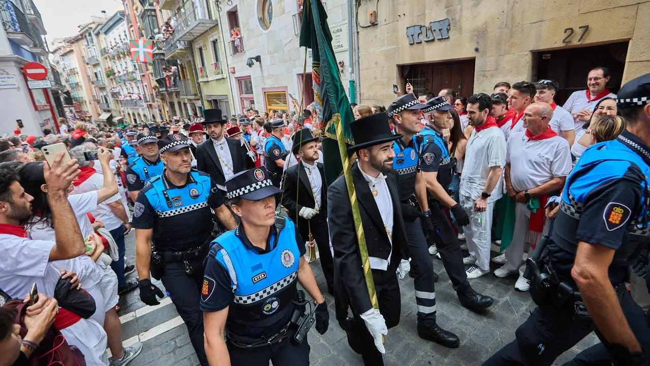 Vuelta de la procesión de San Fermín 2025 por la calle Curia hacia la Catedral de Pamplona. NAVARRA.COM
