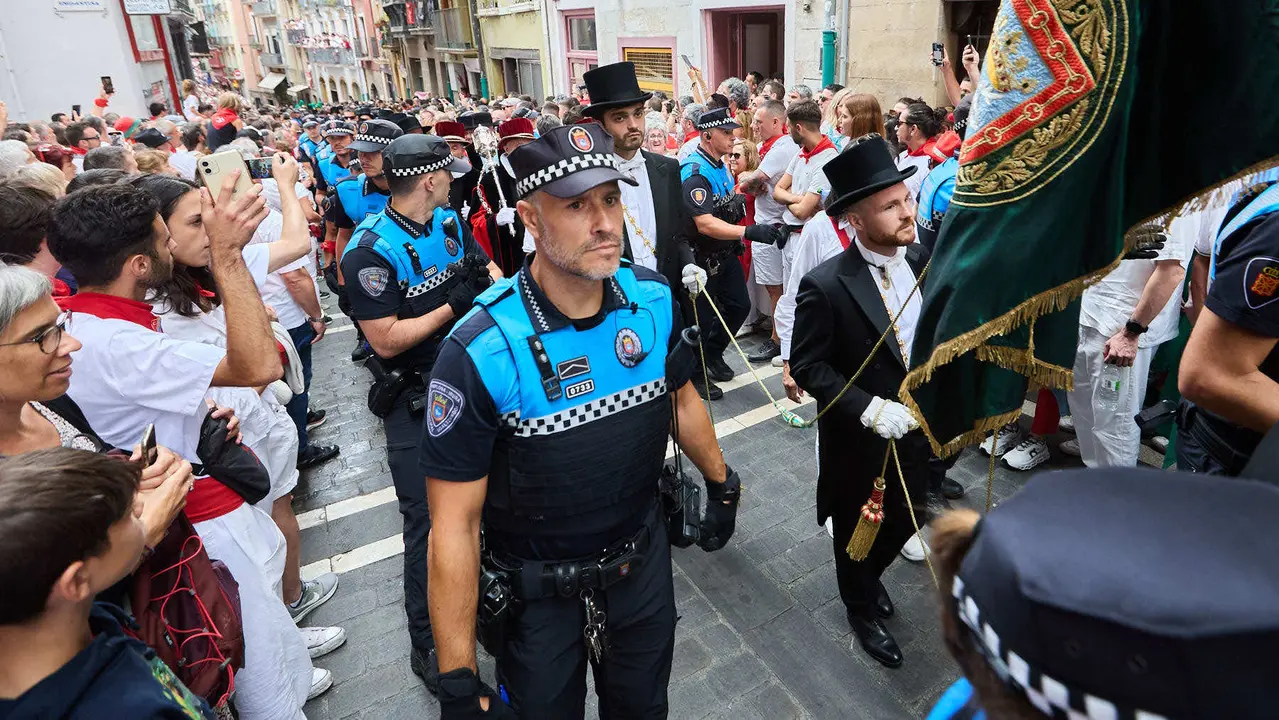 Vuelta de la procesión de San Fermín 2025 por la calle Curia hacia la Catedral de Pamplona. NAVARRA.COM